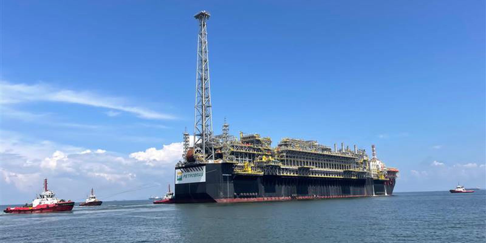 plataforma_da_petrobras_que_reforcara_o_pre-sal_deixa_singapura04.jpg