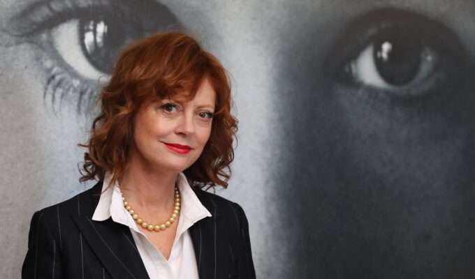Susan Sarandon e Hannah Einbinder são presas em protesto contra Benjamin Netanyahu