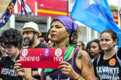 “Derrotar o medo, insistir no Brasil”: mulheres ocupam as ruas de Belo Horizonte neste sábado (26) contra a violência política de gênero 