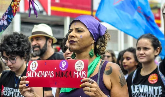 “Derrotar o medo, insistir no Brasil”: mulheres ocupam as ruas de Belo Horizonte neste sábado (26) contra a violência política de gênero 