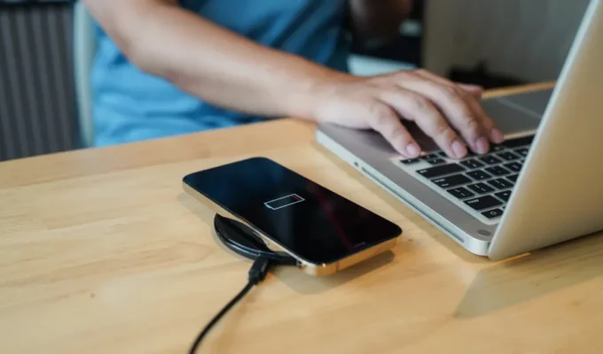 Carregamento com fio ou sem fio: qual preserva mais a bateria do celular?