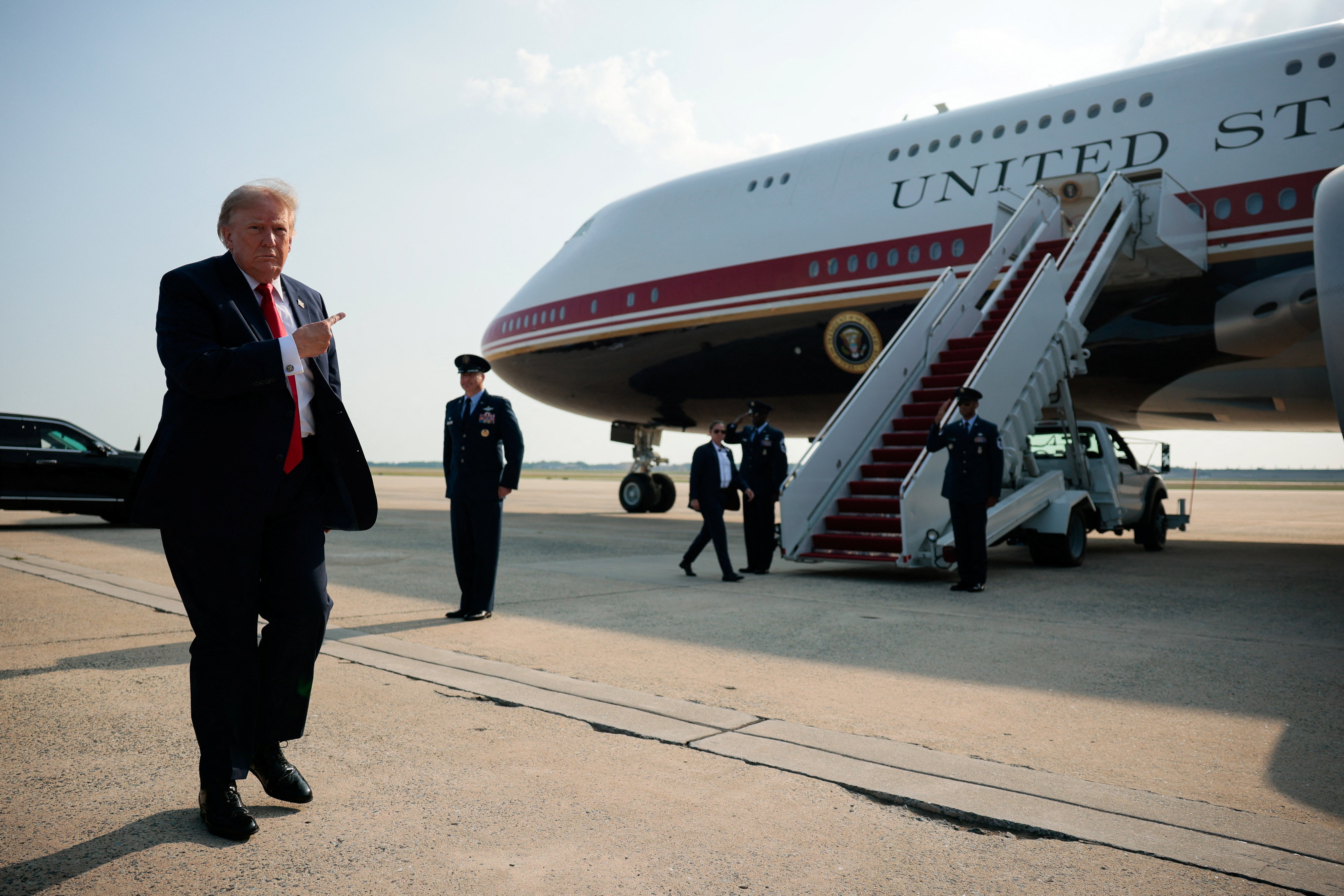 Após juiz mandar Trump devolver acesso a veículos de comunicação à Casa Branca, TV é barrada em voo no Air Force One, diz jornal