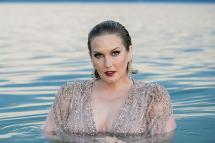 Julie Neff mergulha em possibilidades do sentir no clipe de swimming in the ocean