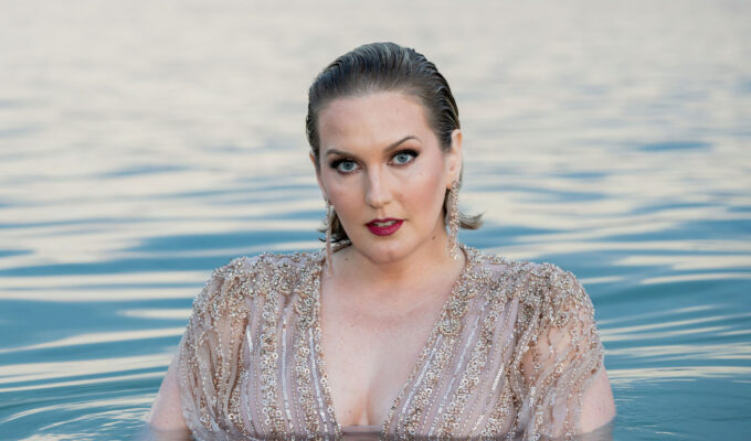 Julie Neff mergulha em possibilidades do sentir no clipe de swimming in the ocean