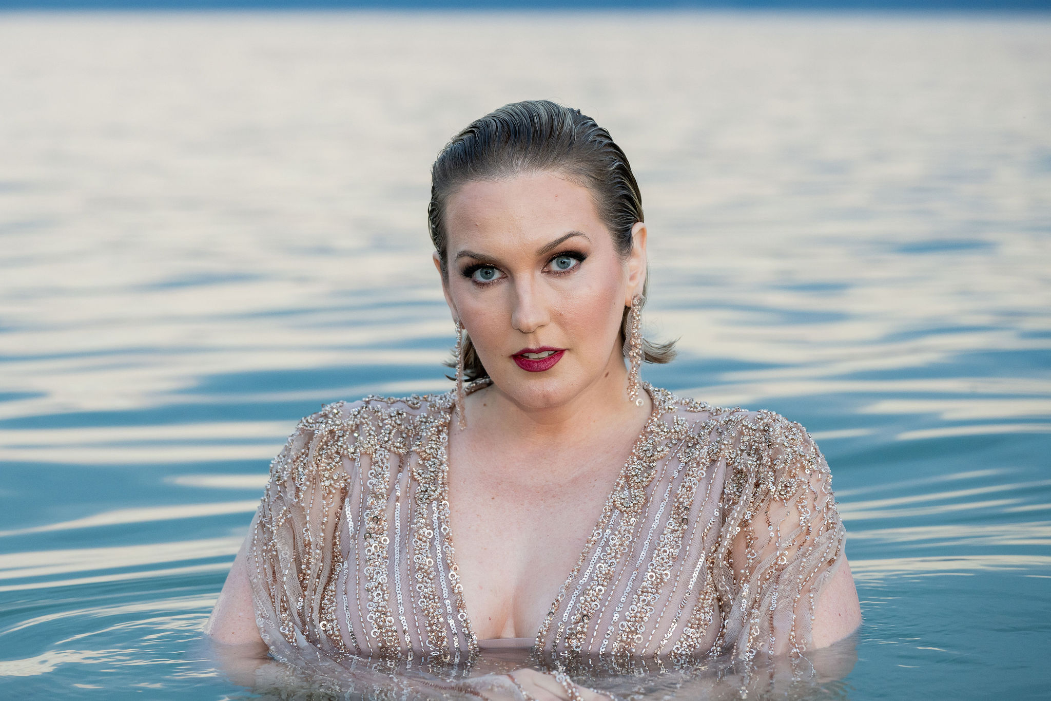 Julie Neff mergulha em possibilidades do sentir no clipe de swimming in the ocean