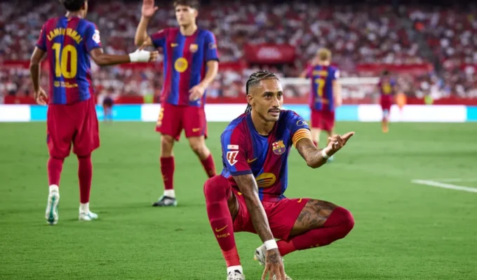 Raphinha faz hat-trick, Barcelona vence Sevilla e dispara em La Liga