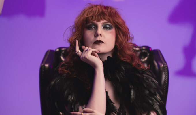 Julia Benford canta sobre ser uma mulher do rock em “Fera Perigosa”, segundo single de seu próximo álbum
