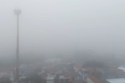São Paulo amanhece sob forte nevoeiro neste sábado; temperaturas podem chegar até a 30°C durante o dia, diz CGE