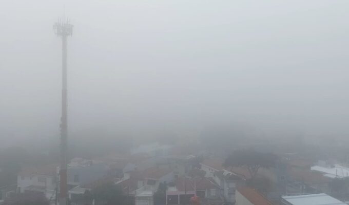 São Paulo amanhece sob forte nevoeiro neste sábado; temperaturas podem chegar até a 30°C durante o dia, diz CGE