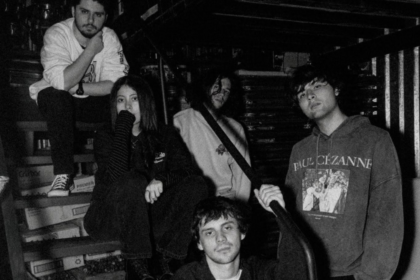 RosaViolento encontra espaço para crescer em ‘Un Campo de Flores’, álbum de estreia