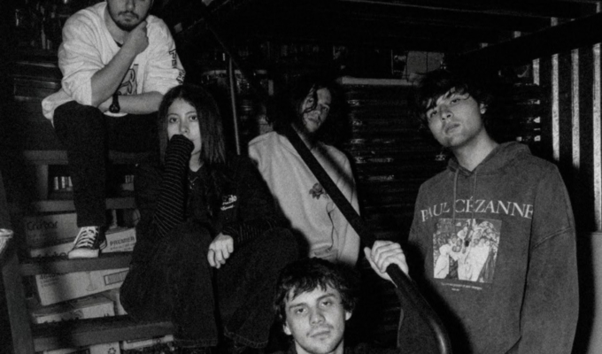 RosaViolento encontra espaço para crescer em ‘Un Campo de Flores’, álbum de estreia