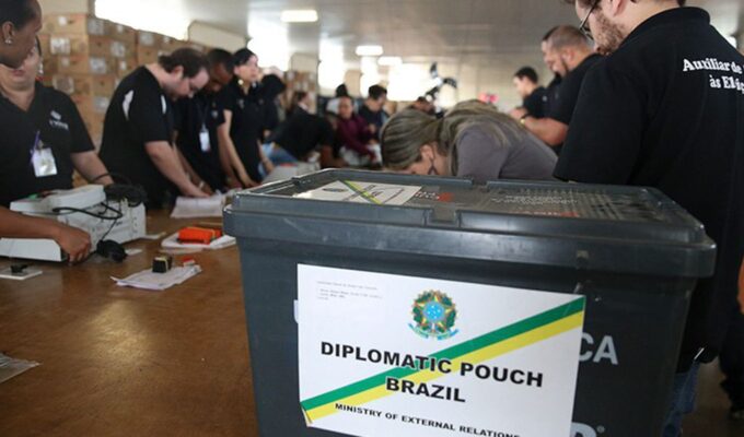 Quase 1 milhão de brasileiros no exterior poderão votar nas eleições