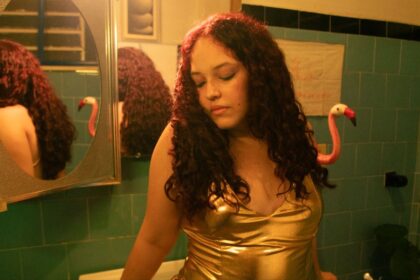 Fernanda Hofmann questiona o que sobra depois da festa em novo EP “a linha tênue entre amor e ódio”