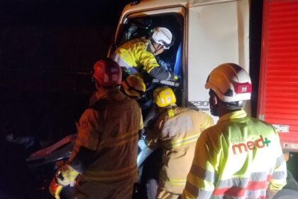 Motorista fica preso às ferragens após caminhão bater em carreta na BR-135
