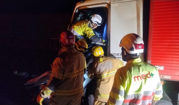 Motorista fica preso às ferragens após caminhão bater em carreta na BR-135