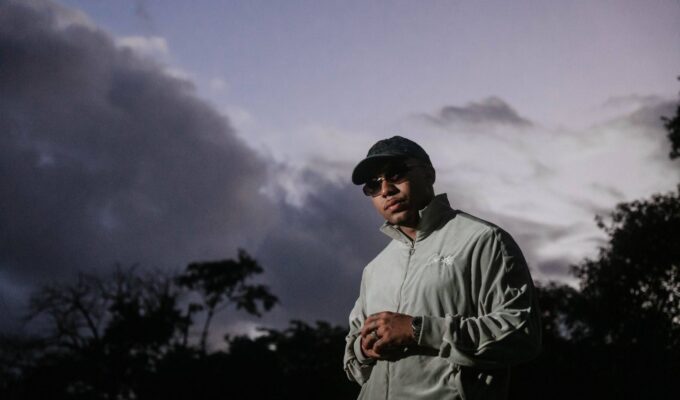Rapper Trem Caro fala de amor e mudança de vida em “Somos Vilões”