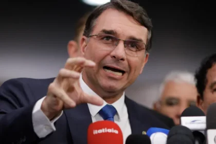 Flávio Bolsonaro pede prisão de servidor por repostar caso de Aparecida