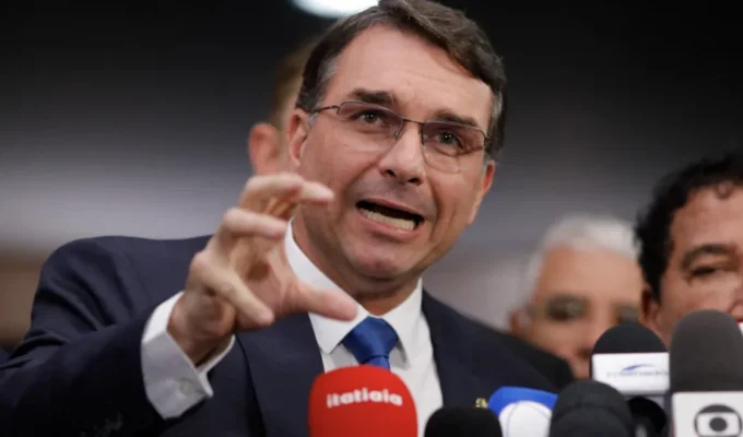 Flávio Bolsonaro pede prisão de servidor por repostar caso de Aparecida