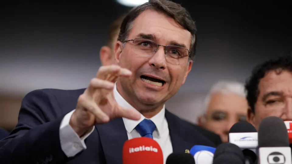 Flávio Bolsonaro pede prisão de servidor por repostar caso de Aparecida