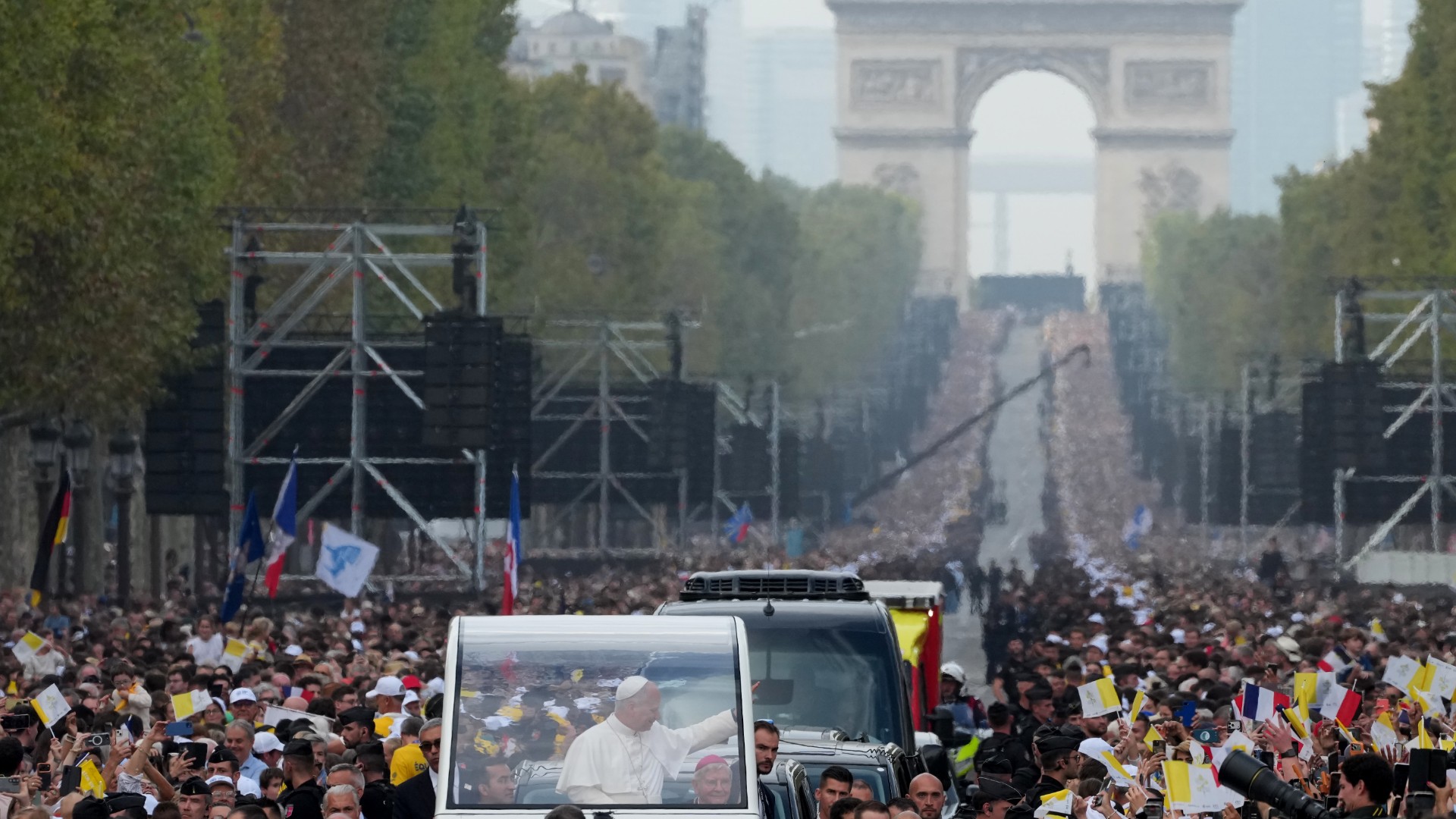 Em visita à França, Papa Leão XIV celebra missa para 800 mil pessoas em Paris
