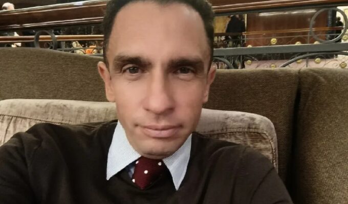 Rússia prende cientista político por tráfico de drogas após posts com análises das eleições