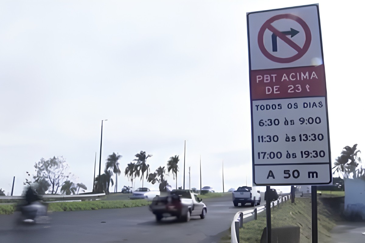Restrição a caminhões tira cerca de 1,2 mil veículos pesados das BRs 050 e 365 no perímetro urbano de Uberlândia, diz PRF