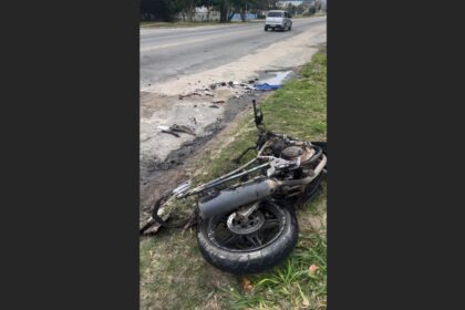 Batida entre duas motos deixa três pessoas feridas, duas em estado grave, na RJ-106, em Araruama