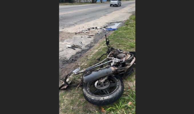 Batida entre duas motos deixa três pessoas feridas, duas em estado grave, na RJ-106, em Araruama
