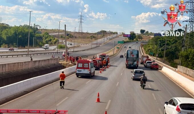VÍDEO: Pai e filho caem no Lago Paranoá após moto bater em mureta da Ponte do Bragueto