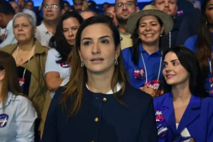 Deputada do PL sofre infarto durante campanha e é internada na UTI