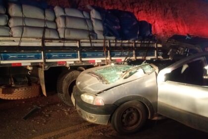 Duas pessoas ficam feridas após caminhonete atingir traseira de caminhão na MGC-451