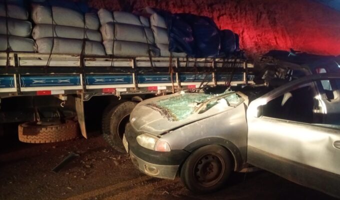 Duas pessoas ficam feridas após caminhonete atingir traseira de caminhão na MGC-451