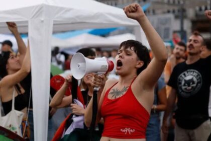 Os protestos em massa em Madri provocados por despejo de idosa de 87 anos de apartamento alugado