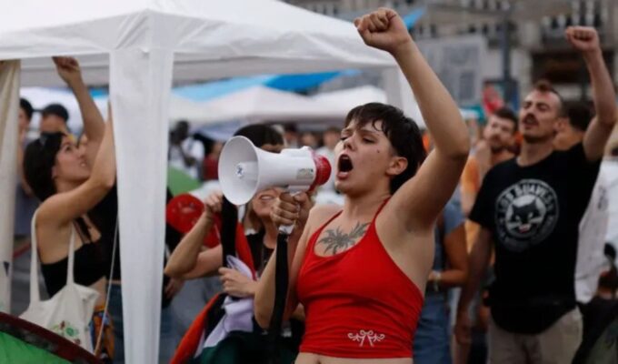 Os protestos em massa em Madri provocados por despejo de idosa de 87 anos de apartamento alugado