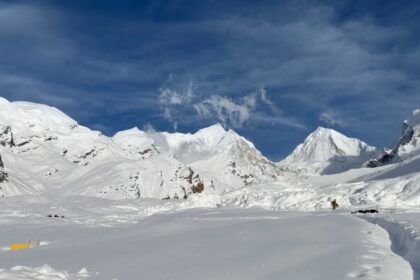 VÍDEO mostra buscas a após avalanche deixar mortos e desaparecidos em montanha no Nepal