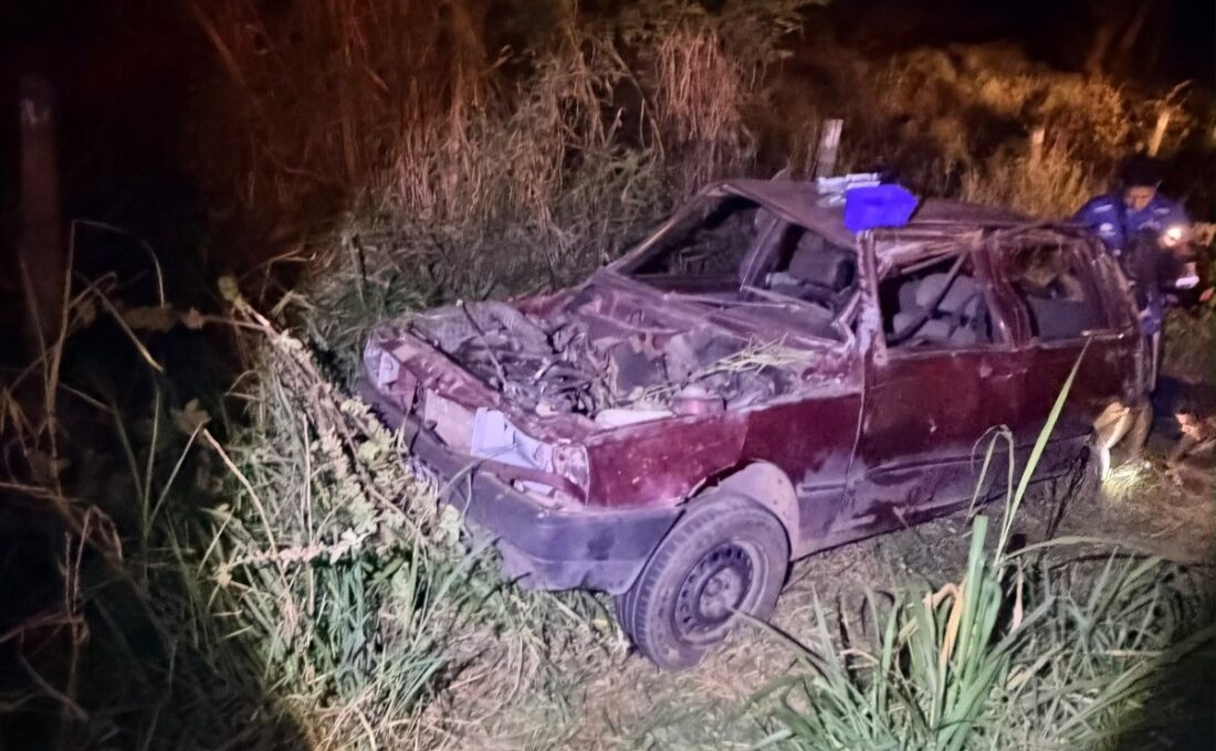 Carro capota e quatro pessoas ficam feridas na BR-352, em MG