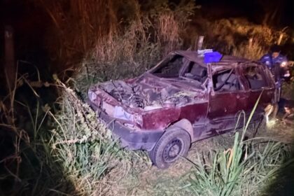 Carro capota e quatro pessoas ficam feridas na BR-352, em MG