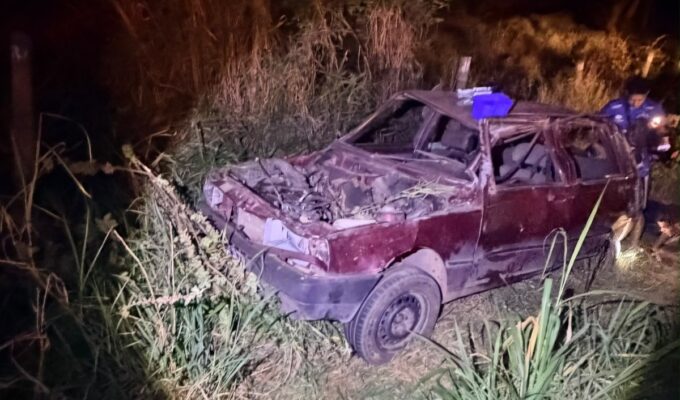 Carro capota e quatro pessoas ficam feridas na BR-352, em MG
