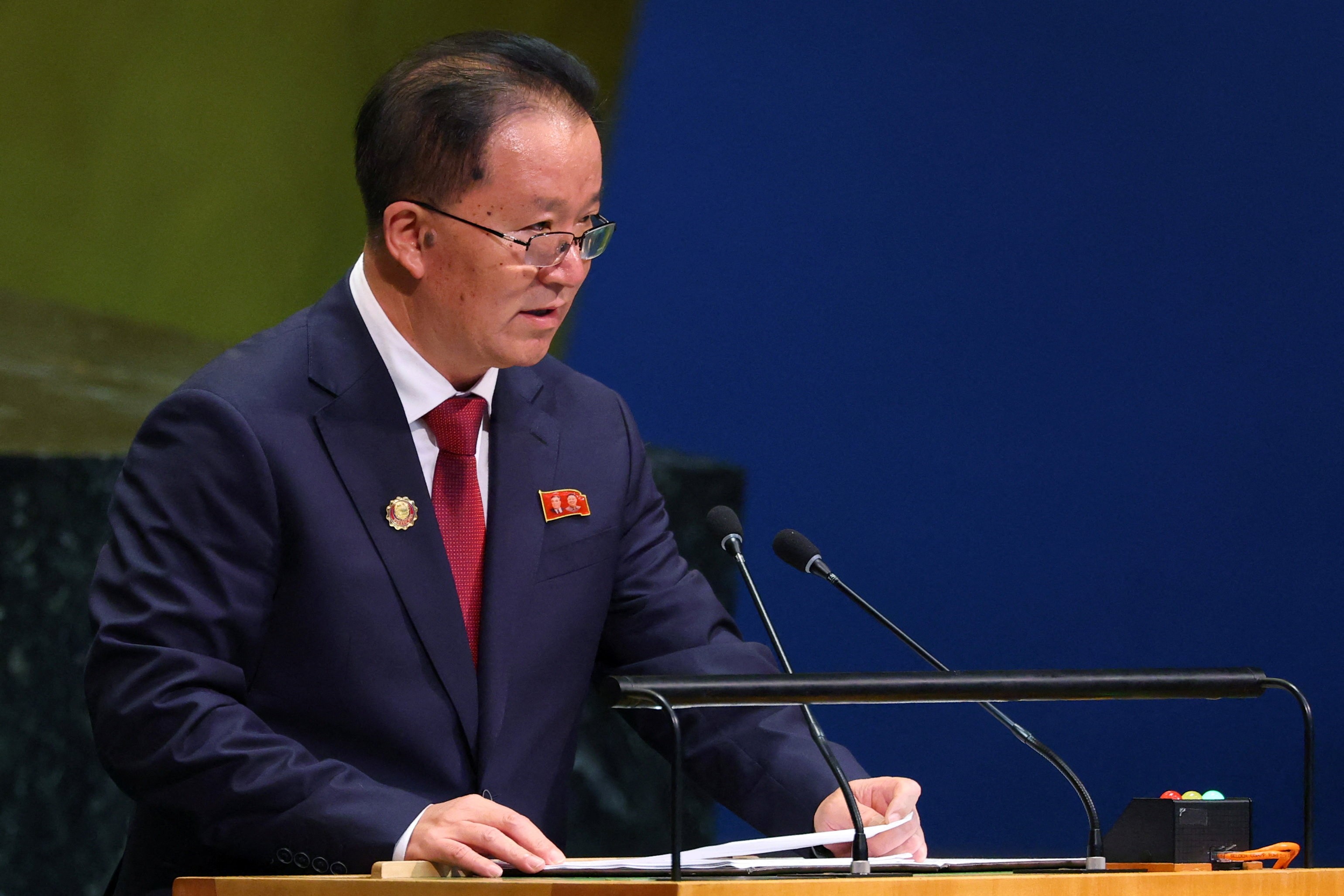 Representante da Coreia do Norte discursa na ONU com broche com rosto de pai de Kim Jong-un