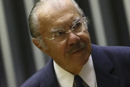 Ex-presidente José Sarney segue internado em hospital de São Paulo