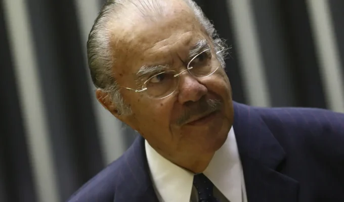 Ex-presidente José Sarney segue internado em hospital de São Paulo