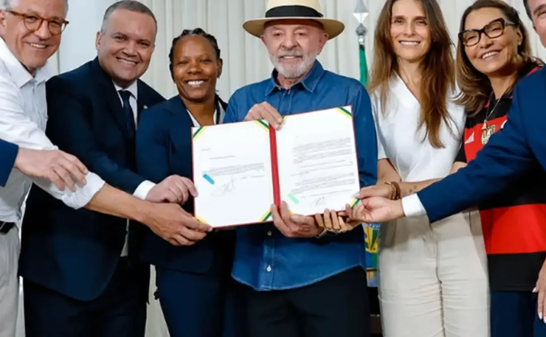 Lula sanciona lei de incentivo ao desenvolvimento do futebol feminino