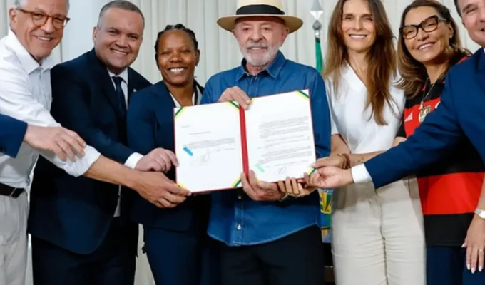 Lula sanciona lei de incentivo ao desenvolvimento do futebol feminino