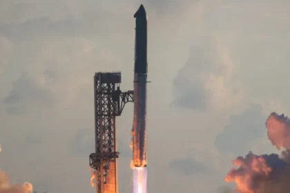 Megafoguete Starship, da SpaceX, faz primeiro voo orbital e lança satélites