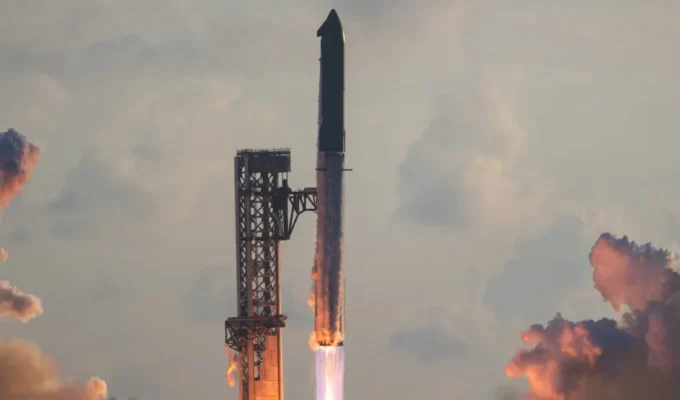 Megafoguete Starship, da SpaceX, faz primeiro voo orbital e lança satélites