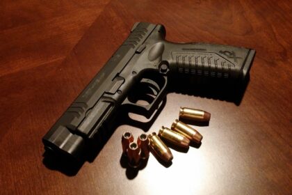 Criança leva pistola carregada para creche nos EUA; responsável foi preso
