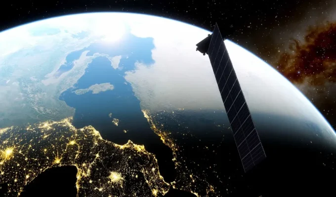 Satélite espião dos EUA explode em órbita e espalha destroços no espaço
