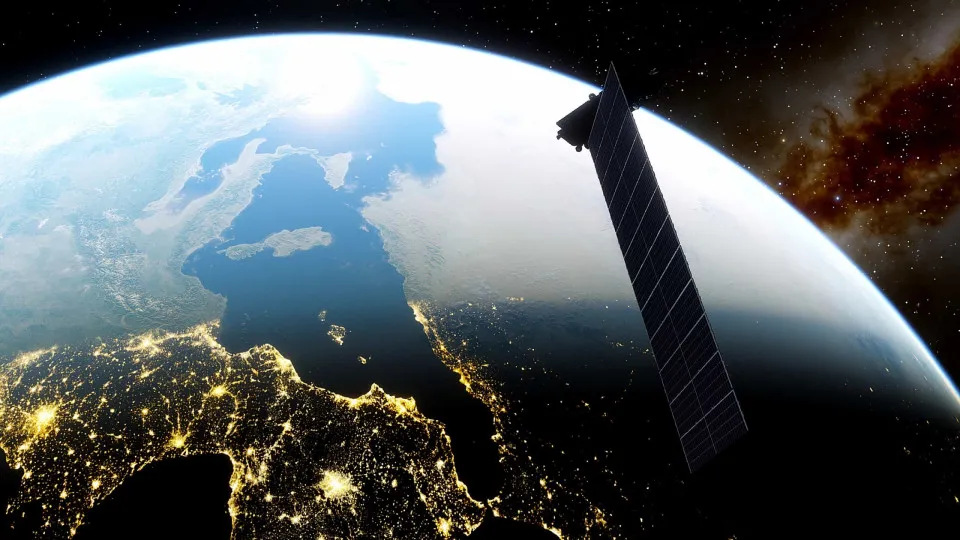 Satélite espião dos EUA explode em órbita e espalha destroços no espaço