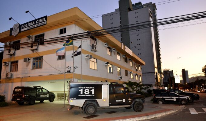 Homem é encontrado morto com três tiros na Serra; família suspeita do marido da mulher com quem a vítima tinha relacionamento