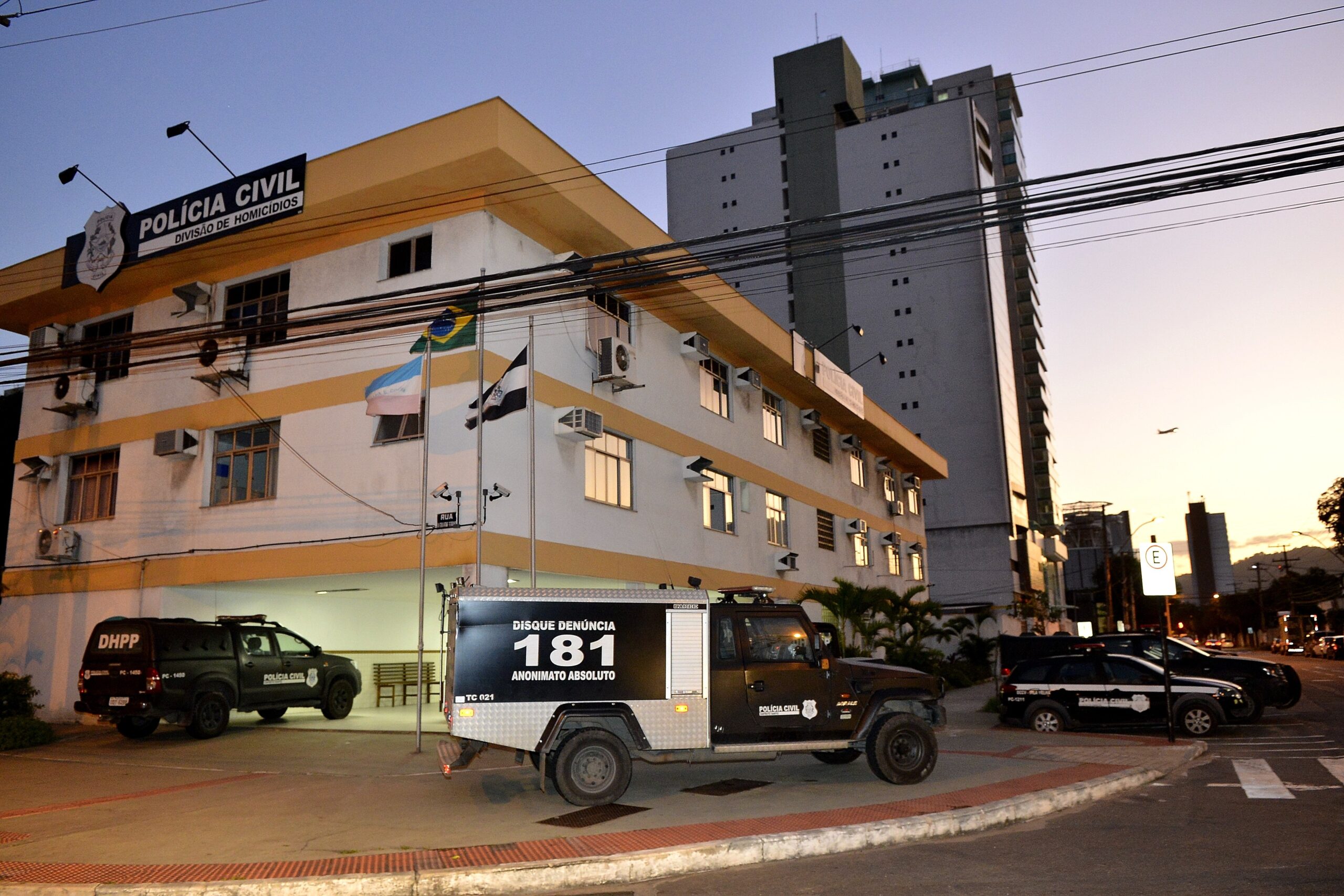 Homem é encontrado morto com três tiros na Serra; família suspeita do marido da mulher com quem a vítima tinha relacionamento